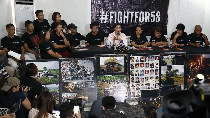 Verwandte der Opfer verfolgen den Prozess in Manila.