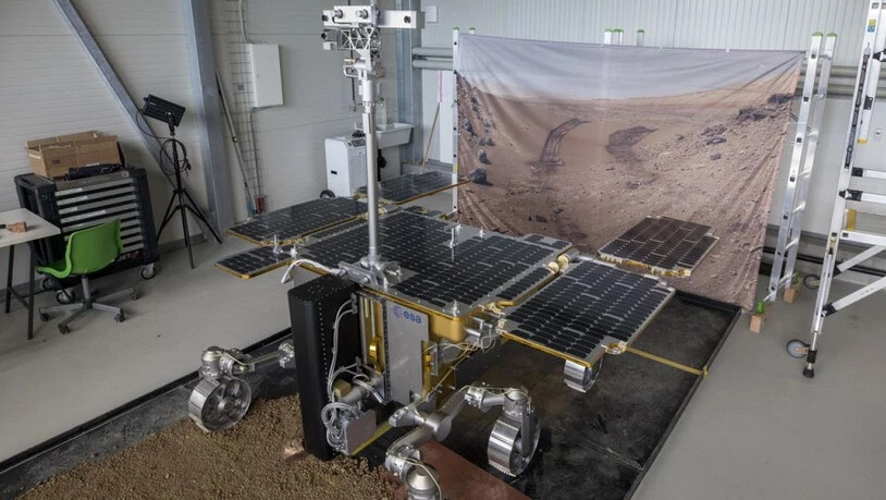 Ein Modell des ExoMars Rovers mit der Schweizer Kamera, dem Close-Up Imager (CLUPI). Der Rover hat am Mittwoch in Pasadena eine erfolgreiche zehnstündige Probefahrt absolviert. (Archivbild)