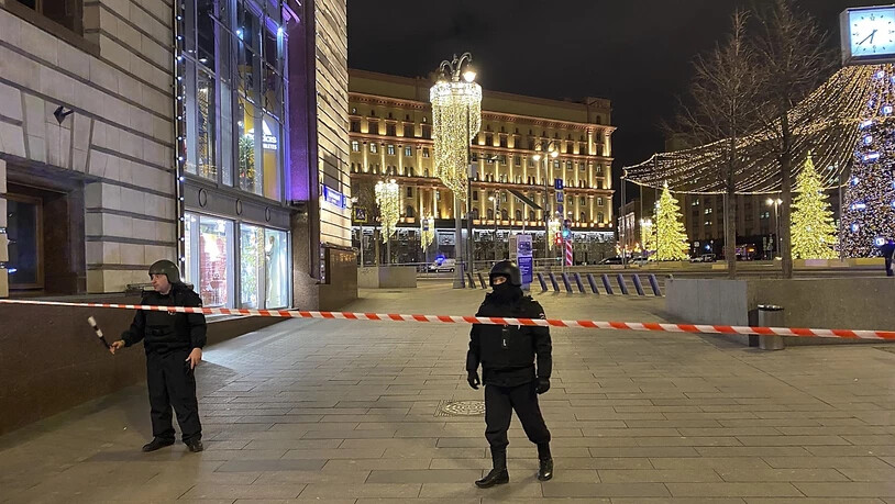 Kein Näherkommen an die Geheimdienstzentrale in Moskau (Mitte hinten, weihnachtlich beleuchtet).