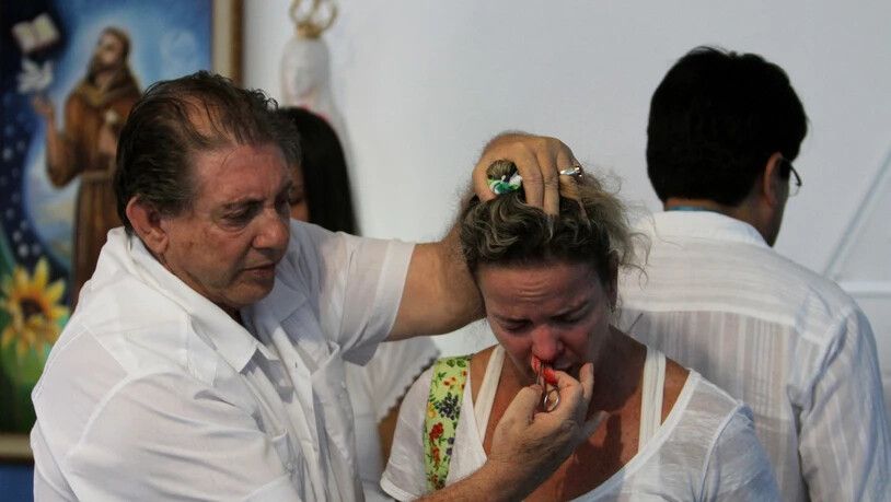 "Wunderheiler" João Teixeira de Faria bei einer spirituellen Operation einer Frau im brasilianischen Abadiania. (Archivbild)