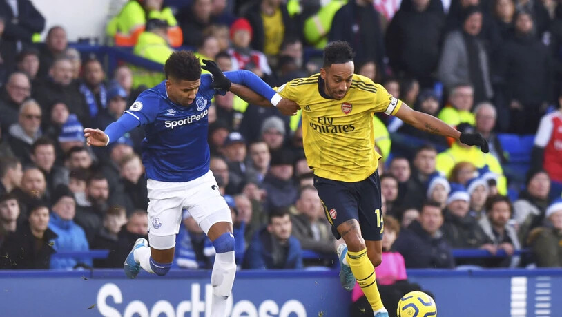 Evertons Mason Holgate (links) will Arsenals Stürmerstar Pierre-Emerick Aubameyang den Ball abjagen