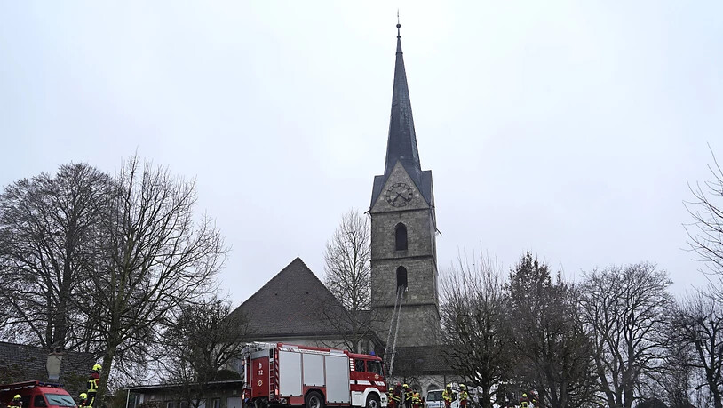 Über achtzig Angehörige von mehreren Feuerwehren waren am Dienstagmorgen ausgerückt, um den Brand im Turm der reformierten Kirche in Herzogenbuchsee BE zu löschen.