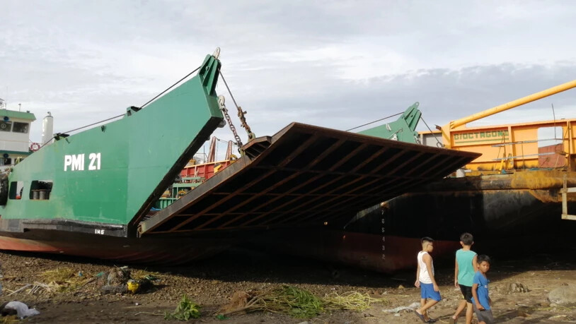 Der Taifun "Phanfone" hat an Weihnachten in der philippinischen Ortschaft Ormoc ein Frachtschiff an die Küste gespült.