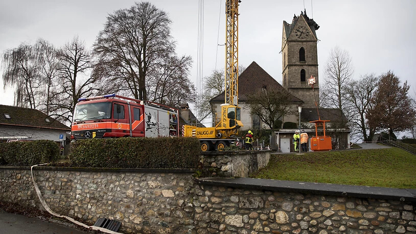 Die abgebrannte Spitze des Kirchturms von Herzogenbuchsee am Weihnachtstag.