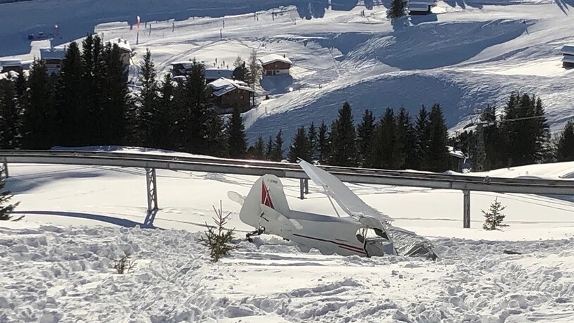 Das Kleinflugzeug musste im Schnee notlanden.