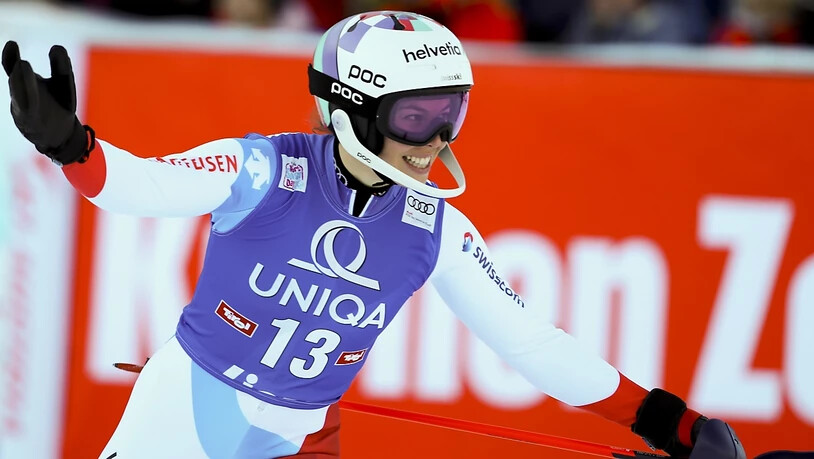 Michelle Gisin freut sich nach ihrem gelungenen zweiten Slalom-Lauf in Lienz