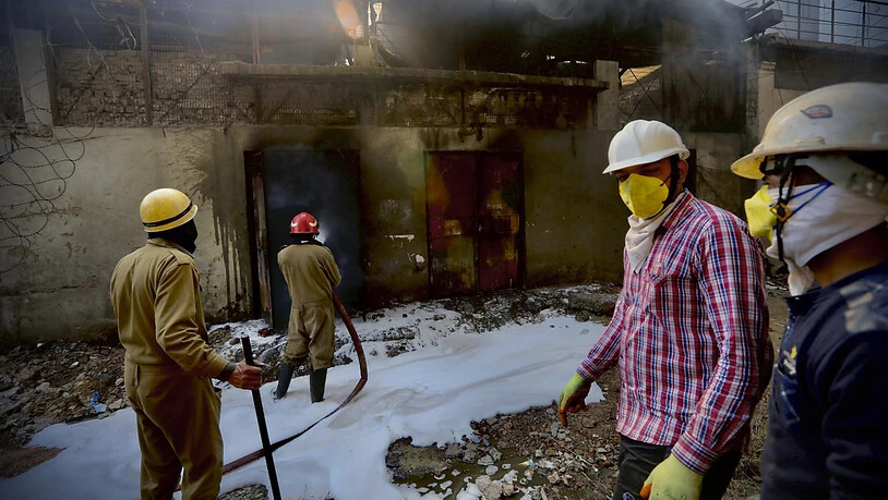 Das Feuer brach aus zunächst unbekannter Ursache in einer Batterie-Fabrik in Neu Delhi aus. Rund 150 Feuerwehrleute wurden zum Unglücksort geschickt, wo die Flammen mehr als zehn Meter in die Höhe schossen.