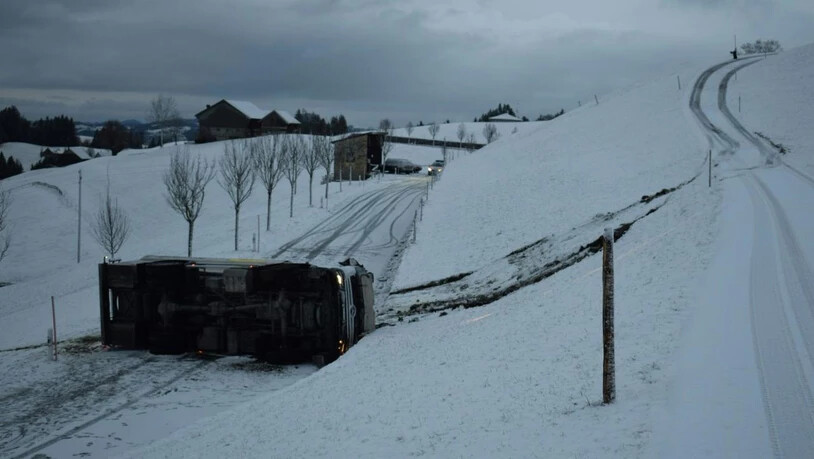 Ein Milchtanklastwagen ist in Schwellbrunn von der schneebedeckten Strasse abgekommen und hat sich überschlagen. Der Chauffeur blieb unverletzt.