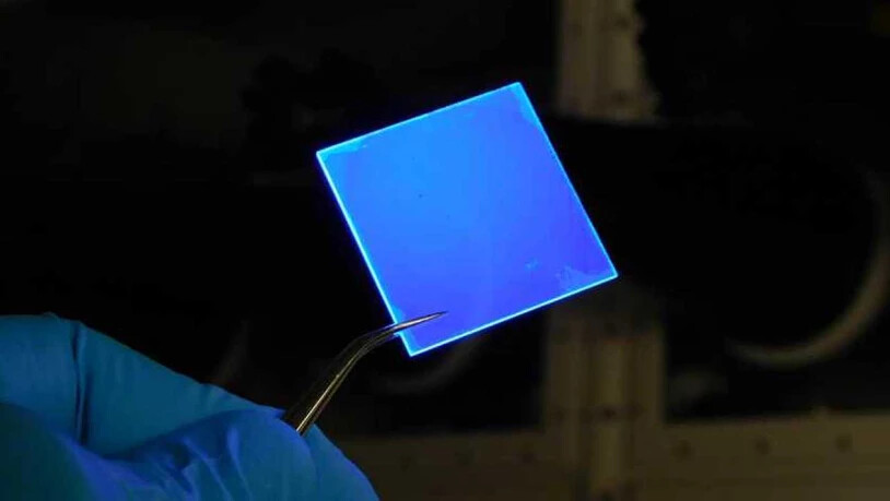 ETH-Forschende beschichteten eine Glasplatte mit mehreren Schichten extrem dünner Halbleiter-Nanoplättchen, getrennt durch eine Isolierschicht. Mit UV-Licht beschienen, sendet die Scheibe blaues Licht aus - und das energieeffizienter als die herkömmliche…
