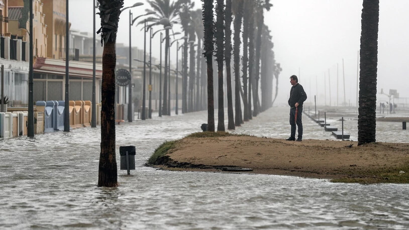 Wetterkapriolen in Valencia - jetzt mit regierungsamtlichem Klimanotstand. Die Stadt stand am Dienstag unter Wasser.