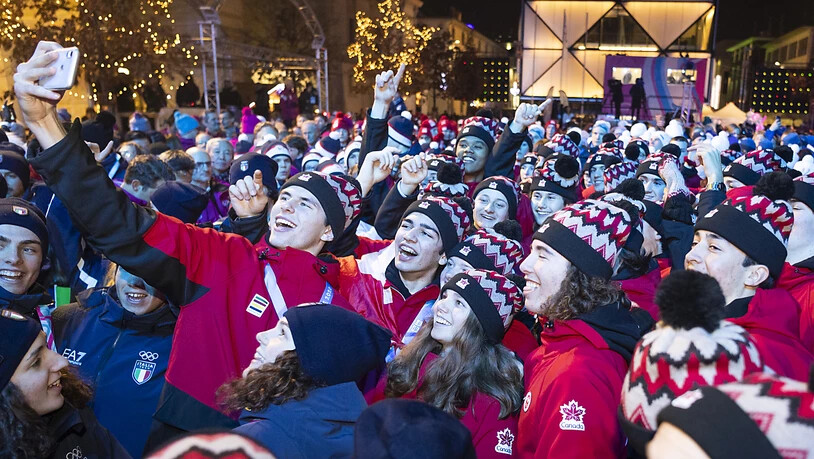 Noch ein letztes Selfie: Junge Sportler aus aller Welt feiern sich bei der Schlussfeier der Olympischen Jugend-Winterspiele in Lausanne