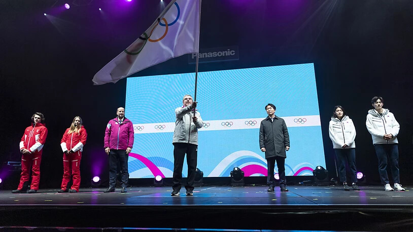 Die Schweiz als Gastgeberland überreichte die olympische Flagge via IOC-Präsident Thomas Bach (Bildmitte) offiziell an Südkorea, wo in vier Jahren die nächsten Jugend-Winterspiele stattfinden