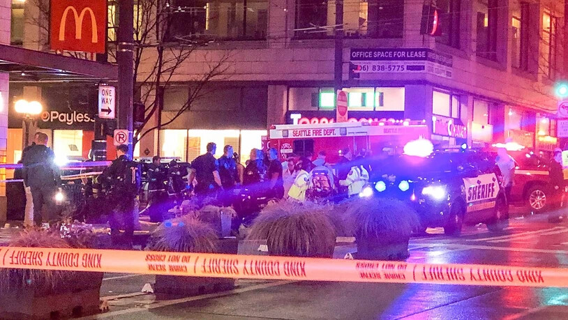 Im Zentrum von Seattle sind durch Schüsse eine Frau getötet und sieben Personen verletzt worden.
