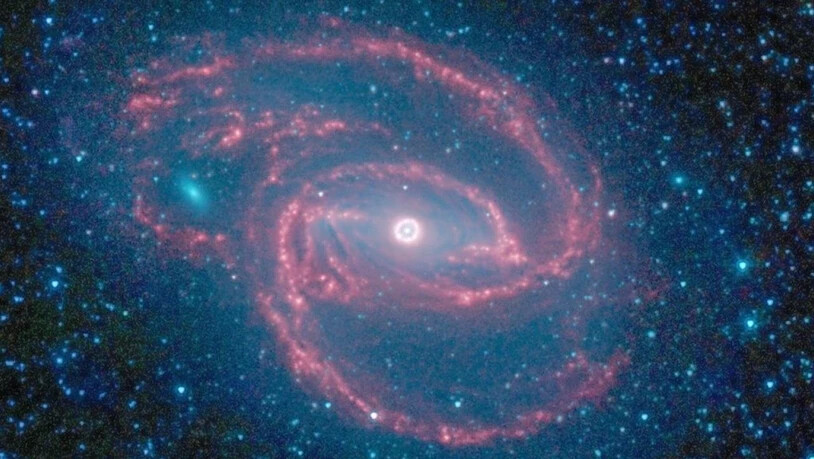 Fast 17 Jahre lang hat das Weltraum-Teleskop "Spitzer" einen fantastischen Job gemacht und etwa dieses Bild der Galaxie NGC-1097 zur Erde gesendet. Nun muss das Teleskop in den Ruhestand. (Archivbild)
