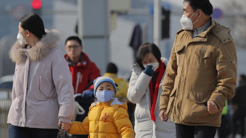 Diese Menschen in Peking schützen sich mit Gesichtsmasken vor der neuen Lungenkrankheit.