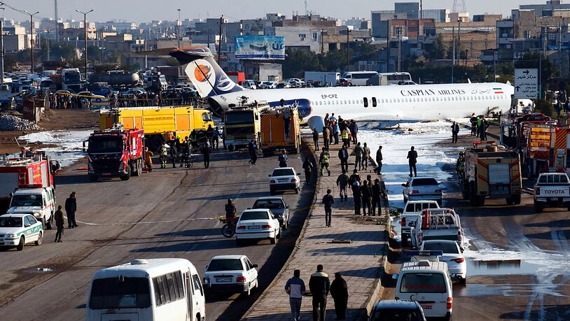 Eine iranische Passagiermaschine ist beim Landeanflug auf eine Autobahn geraten. Die 150 Passagiere und Crew-Mitglieder blieben bei dem Zwischenfall am Flughafen Mahschahr unverletzt.