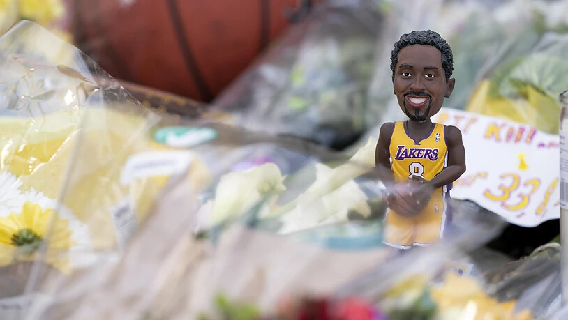 Eine Kobe-Bryant-Figur vor dem früheren Schulhaus des NBA-Stars ins Pennsylvania