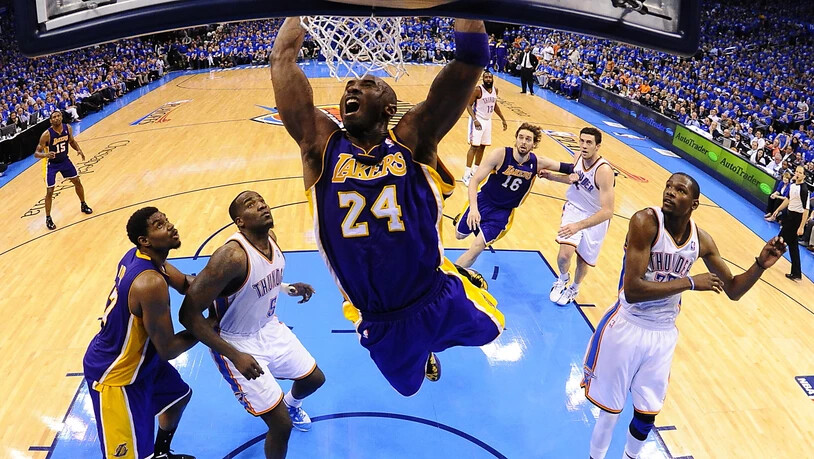 Kobe Bryant während seiner Spieler-Laufbahn bei einem spektakulären Dunk für die LA Lakers