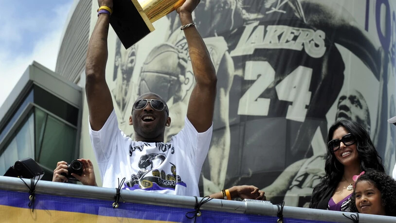 Kobe Bryant im Jahre 2010 bei der Siegesparade der Los Angeles Lakers nach dem NBA-Titelgewinn