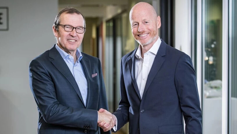 Mobiliar beteiligt sich mit 25 Prozent an Ringier. Die Chefs der beiden Konzerne bekräftigen den Deal mit einem Handschlag: Ringier-CEO Marc Walder (rechts) und Markus Hongler von der Mobiliar.