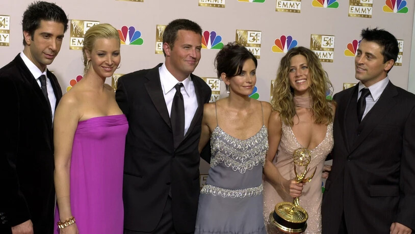 Stars der Erfolgsserie "Friends" posierten 2002 bei den Emmy Awards in Los Angeles:(von links): David Schwimmer, Lisa Kudrow, Matthew Perry, Courteney Cox Arquette, Jennifer Aniston und Matt LeBlanc. Ab Mai soll eine Neuauflage der Serie beim…
