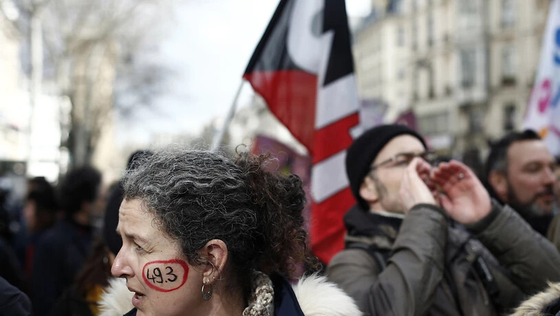 Tausende demonstrieren in Paris gegen die Rentenreform.