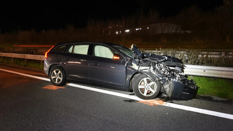 Der Lenker verletzte sich nach einem Verkehrsunfall auf der A13 bei Chur und musste ins Spital. 