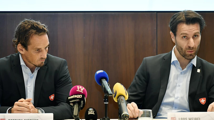 Nationalmannschaftsdirektor Lars Weibel (rechts) hofft, dass die Eishockey-WM in Zürich und Lausanne 2021 nachgeholt werden kann