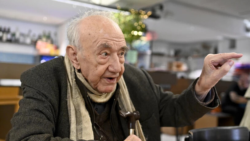 Essen ist für den Künslter Daniel Spoerri Genuss und sozialer Akt. Mit seiner "Eat-Art" ist er etwa im Museum of Modern Art in New York oder im Tinguely Museum in Basel vertreten. Heute wird Spoerri 90 Jahre alt. (Archivbild)