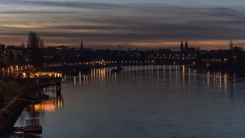 Der Rhein bei Basel im Abendlicht. Unsichtbar sind die Medikamentenrückstände, die er enthält. Sie stammen aus der Pharmaindustrie, wie Forscher erstmals nachgewiesen haben (Archivbild).