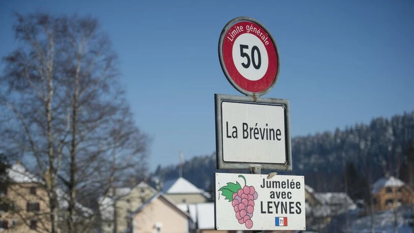 Das für seine Kälte bekannte Neuenburger Bauerndorf La Brévine gehört zu den 18 Schweizer Gemeinden, die das 20-Prozent-Kontingent für Zweitwohnungen ausgeschöpft haben. (Archivbild)