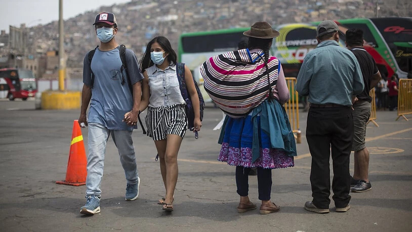 Um die Ausbreitung des Coronavirus in Peru zu verlangsamen, ergreift der peruanische Präsident Martin Vizcarra ungewöhnliche Massnahmen. So dürfen Männer und Frauen künftig nur an bestimmten Tagen getrennt nach Geschlecht auf der Strasse sein. Sonntags…