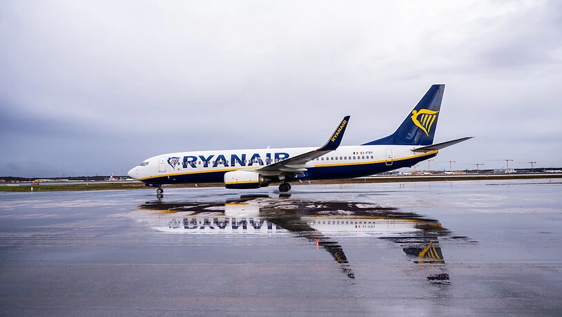 Die Fluggesellschaft Ryanair lässt ihre Flugzeuge nun gar bis Ende Mai am Boden. (Archivbild)