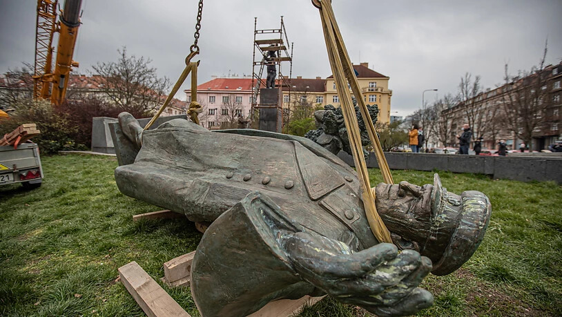 Trotz heftiger Proteste aus Moskau ist in Prag eine monumentale Statue des sowjetischen Weltkriegsmarschalls Iwan Stepanowitsch Konew entfernt worden. Quelle: EPA Fotograf: MARTIN DIVISEK