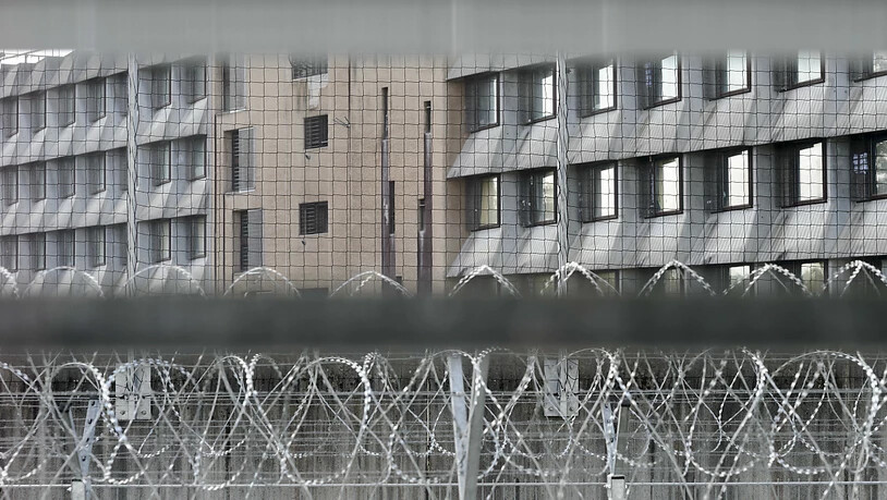 Die Häftlinge der Genfer Strafanstalt Champ-Dollon haben sich am Freitag nach dem Spaziergang geweigert, wieder in ihre Zellen zurückzukehren. Grund waren die Massnahmen gegen das Coronavirus.