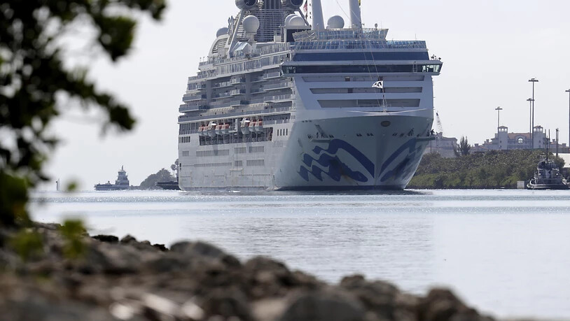 Das Kreuzfahrtschiff Coral Princess mit zwei am Coronavirus gestorbenen Passagieren legt im Hafen von Miami an.