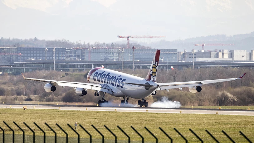 Ein A340-Flugzeug der Swiss-Schwestergesellschaft Edelweiss brachte am Sonntag in Australien gestrandete Schweizer zurück nach Zürich. (Symbolbild)