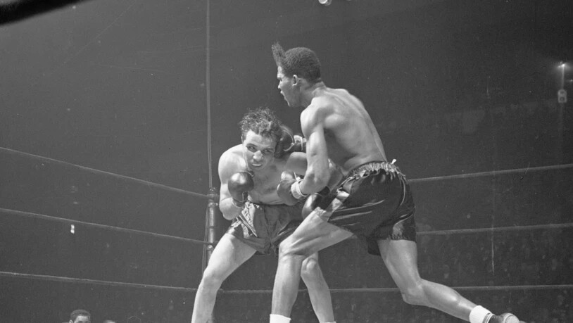 In seinem 41. Profi-Kampf setzte es für Sugar Ray Robinson die erste Niederlage ab. Im zweiten Kampf der Rivalen innert 4 Monaten gewann Jake LaMotta (links) im Februar 1943 nach 10 Runden durch Richterentscheid. Die beiden standen sich 4 weitere Male…