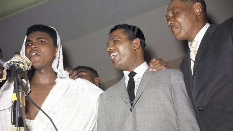 Zwei der grössten Boxer aller Zeiten: Muhammad Ali (ganz links) mit Sugar Ray Robinson im Arm (Februar 1964 in Miami)