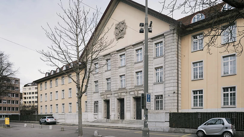 Mehr als sechs Jahre nach seiner Verhaftung stand ein früherer Sittenpolizist der Stadtpolizei am Dienstag vor dem Bezirksgericht Zürich. (Symbolbild)