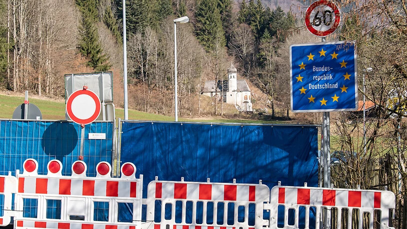 Die Grenzen zwischen Deutschland und Österreich sollen am 15. Juni wieder vollständig geöffnet werden. (Archivbild von Grenze in Aschau im Chiemgau)