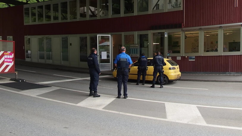 Polizistinnen und Polizisten der Kantonspolizei Graubünden unterstützen die Eidgenössiche Zollverwaltung bei Kontrollen.