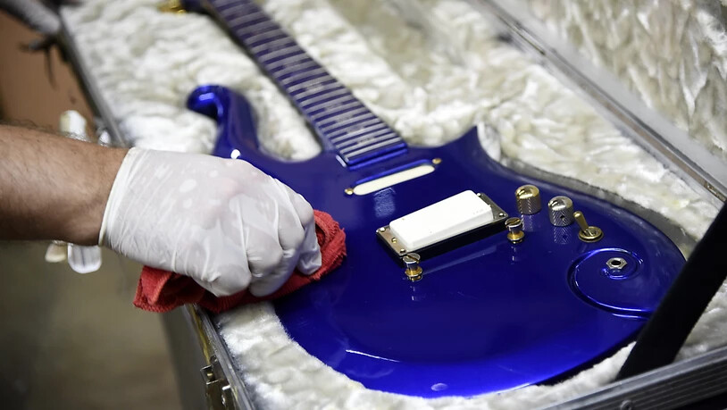 Die blaue Cloud-Gitarre von 1984 des 2016 gestorbenen US-Popstars Prince soll bei einer Versteigerung in Kalifornien bis zu 600 000 Dollar einbringen.