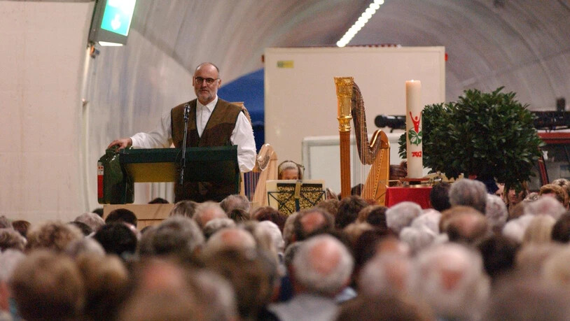 In der Kirche in Ennenda wird der öffentliche Gottesdienst an Pfingsten gefeiert.