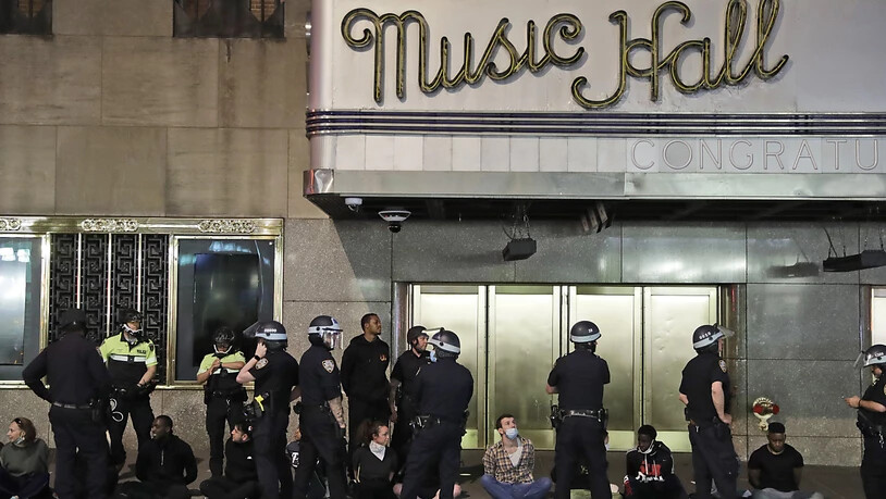 Polizisten verhaften eine Gruppe von Demonstranten an der Radio City Music Hall in New York. Foto: Seth Wenig/AP/dpa