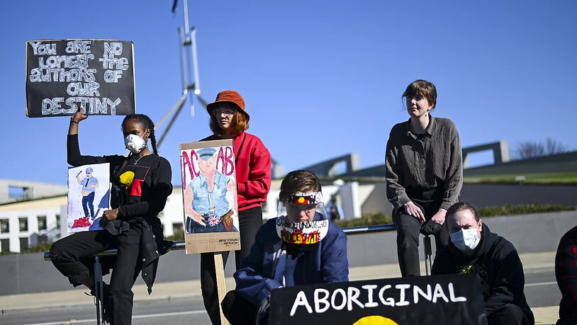 Black Lives Matter protesters march outside Parliament House in Canberra, Friday, June 5, 2020. The protesters were demonstrating aboriginal deaths in custody and the death of George Floyd in the United States. (AAP Image/Lukas Coch) NO ARCHIVING
