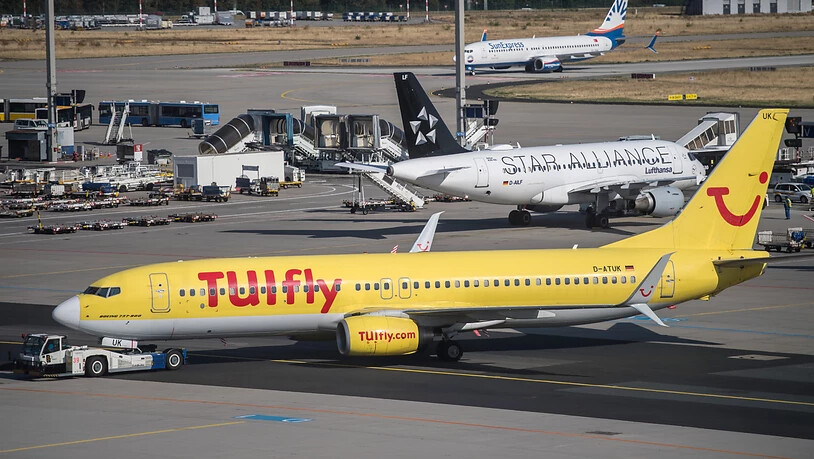 Der Reisekonzern Tui will den deutschen Ferienflieger Tuifly wegen der Coronakrise um rund die Hälfte verkleinern. (Archivbild)
