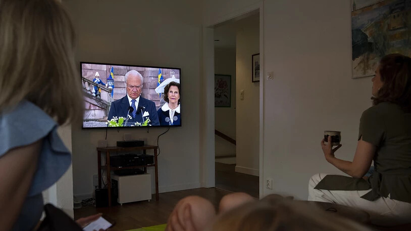In vielen Wohnzimmern Schwedens wurde am Samstagabend die Ansprache des Königs Carl Gustaf im Fernsehen mitverfolgt.