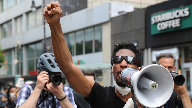 In den USA sind am Samstag erneut Tausende auf die Strasse gegangen, um gegen Rassismus und Polizeigewalt zu demonstrieren.