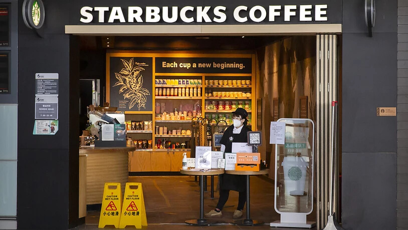 Der Kaffeeriese Starbucks schreibt im zweiten Quartal wegen Corona wohl rote Zahlen. Auch in China brachen die Verkäufe ein.(Archivbild)